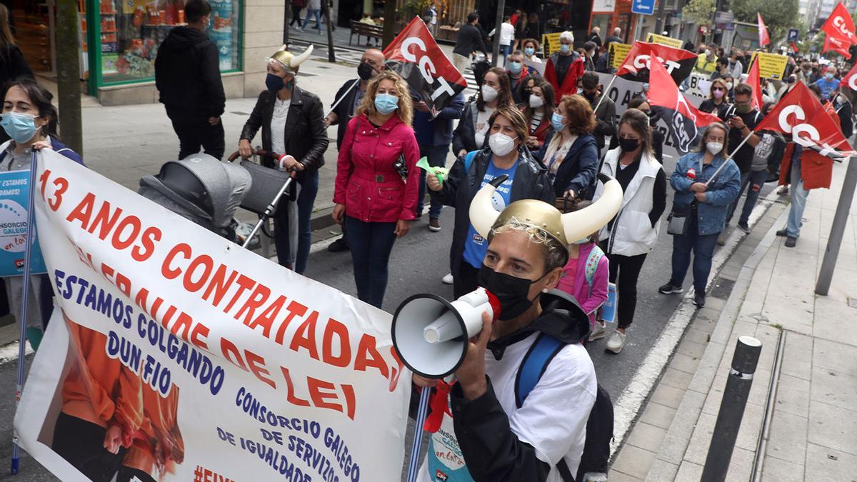 Concentración en Santiago de trabajadores temporales de la Administración.