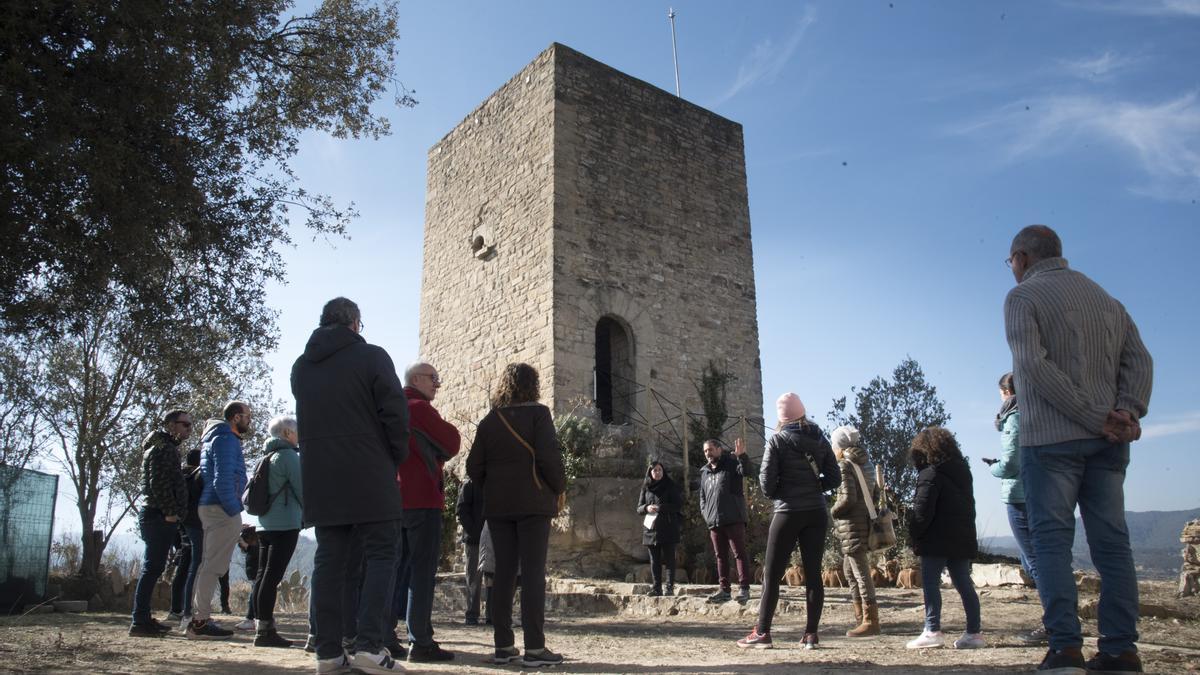 Els veïns escoltant les explicacions sobre el procés de rehabilitació del conjunt Castellet