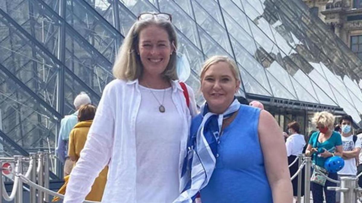Amy Wallace i Virginia Giuffre a París, l'any 2021