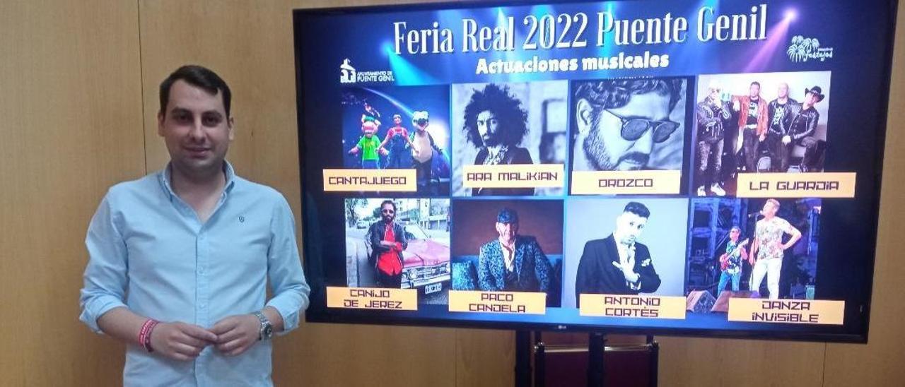 El concejal Jesús López presenta la programación musical de la feria.