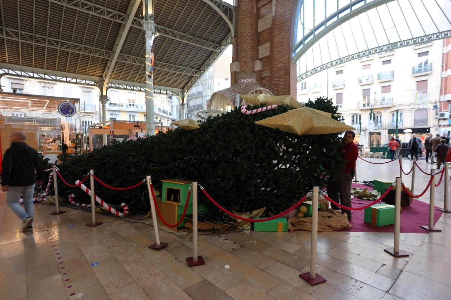 Cae el árbol de Navidad del Mercado de Colón