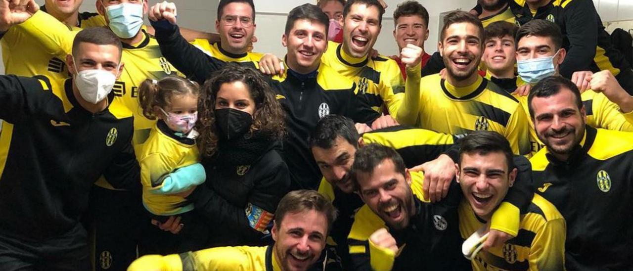 La plantilla realense celebra su triunfo ante la UD Altea | REAL DE GANDIA CF