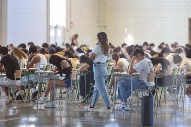 Imágenes del primer día de la PAU en Ibiza