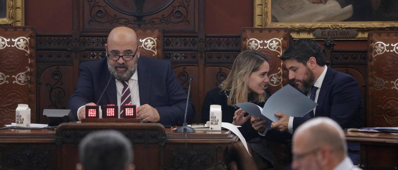 Jaime Martínez, con Lourdes Roca y Javier Bonet, en el pleno.