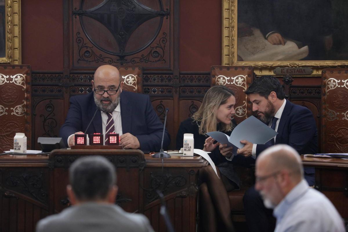 Jaime Martínez, con Lourdes Roca y Javier Bonet, en el pleno.