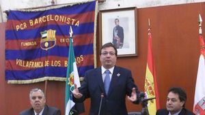 Guillermo Fernández Vara, en un acto con la Peña Barcelonista de Villafranca de los Barros, en Badajoz.