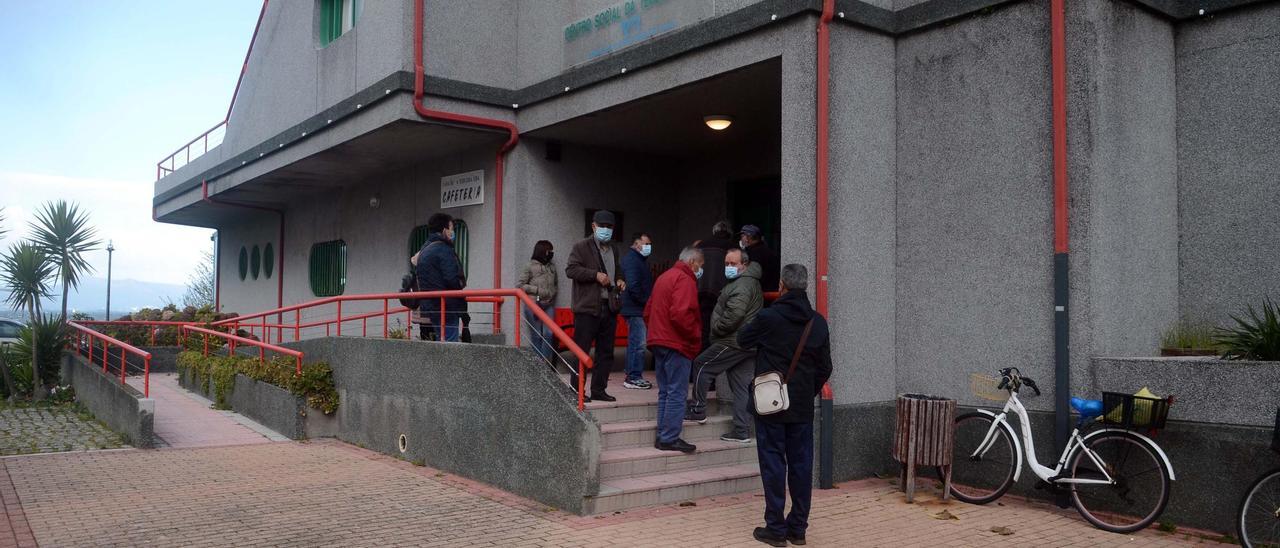 Vecinos asistentes a uno de los cribados realizados en el Concello de O Grove.