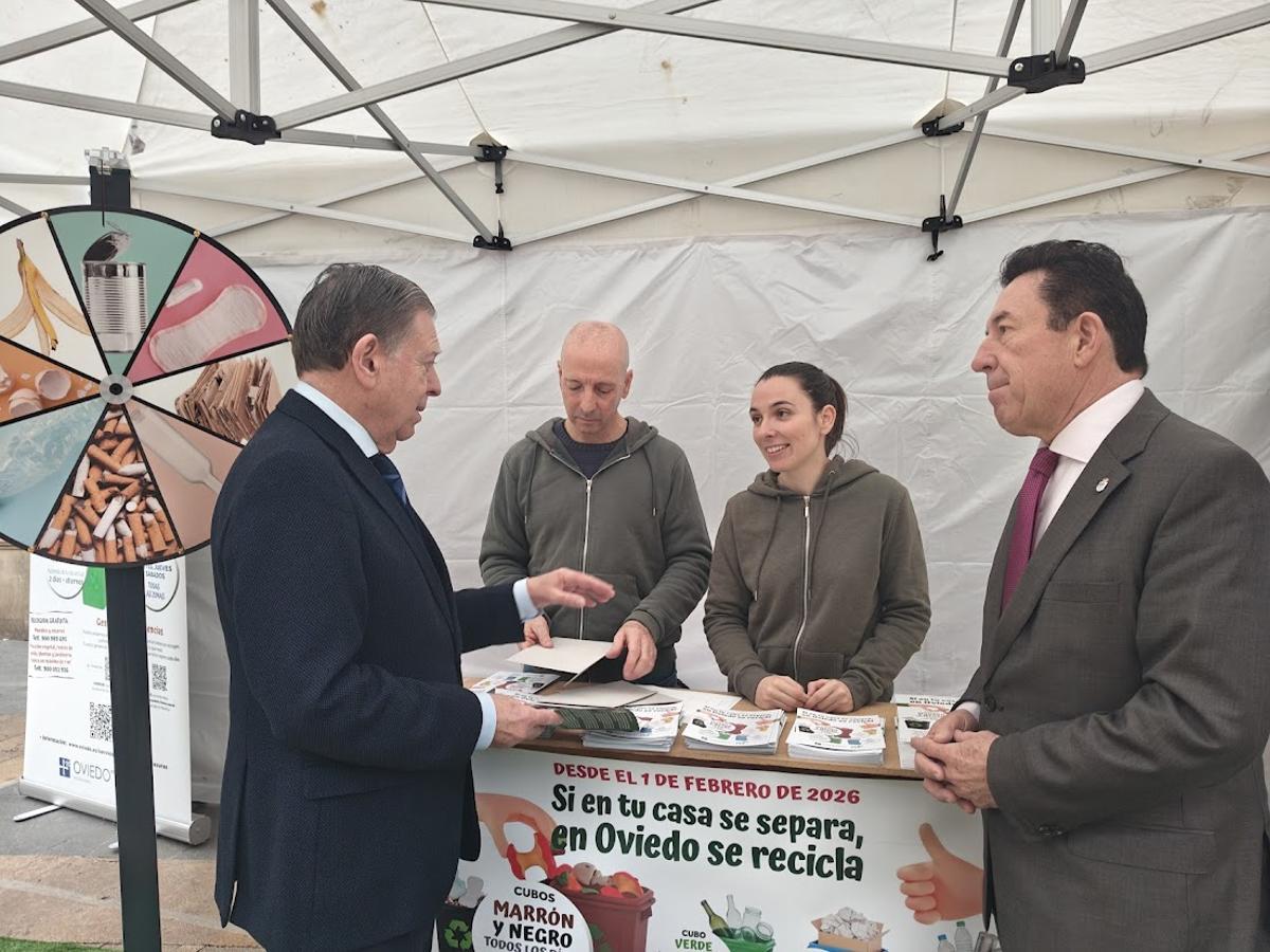 El Alcalde de Oviedo, Alfredo Canteli junto al concejal José Ramón Pando informándose de las novedades de la campaña en el stand