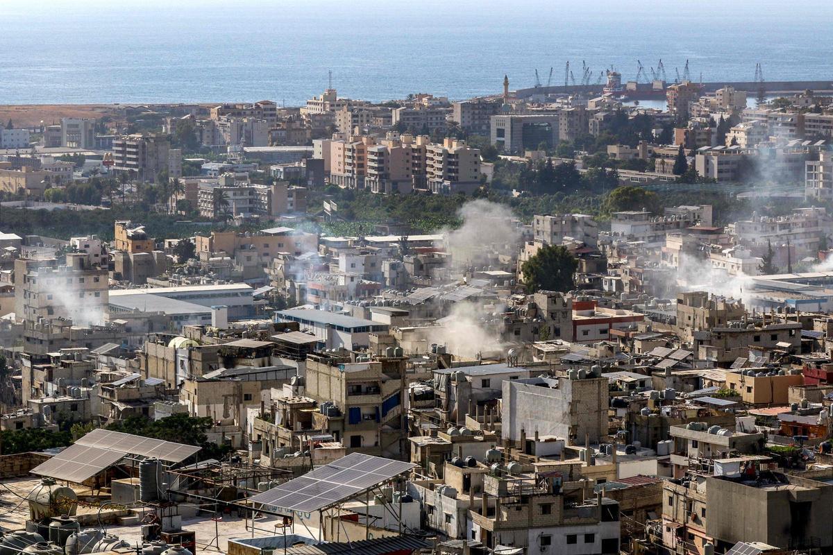 Humo de los combates en el campo de refugiados de Ain el Helue, en el Líbano, este martes. Humo de los combates en el campo de refugiados de Ain el Helue, en el Líbano, este martes.