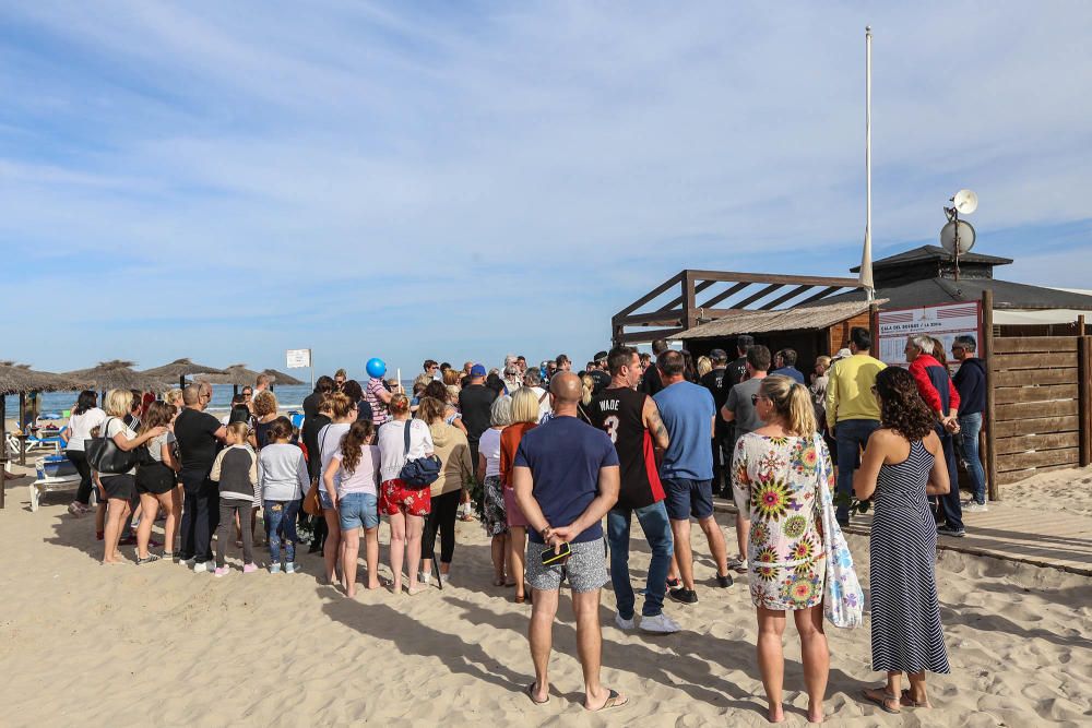 Vecinos de Orihuela Costa rinden homenaje al niño fallecido tras chocar con otro mientras jugaba