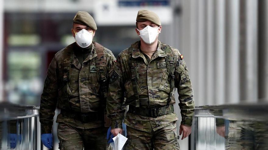 Dos efectivos del ejército en el hospital de campaña provisional instalado en Ifema.