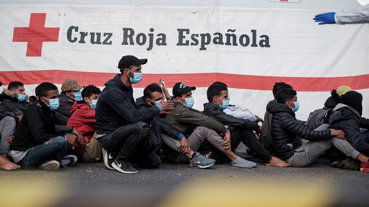 Migrantes en el Muelle de Arguineguín.