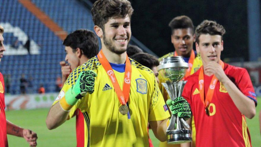 Arriba, dos imágenes de la final del Europeo sub-17 entre España e Inglaterra: a la izquierda, Álvaro Fernández con la Copa; a la derecha, Foden celebrando el tanto suponía la victoria momentánea de los ingleses. Abajo, a la izquierda, Fernández en el partido de ida de la eliminatoria por la permanencia entre el Manchego y el Avilés; a la derecha, Foden, durante el partido de esta Eurocopa ante Suiza. | A. F. / Área 11 / LAP