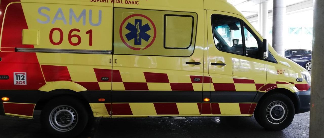 Una ambulancia de soporte vital básico del SAMU 061 de Baleares, aparcada en el Hospital Son Espases.
