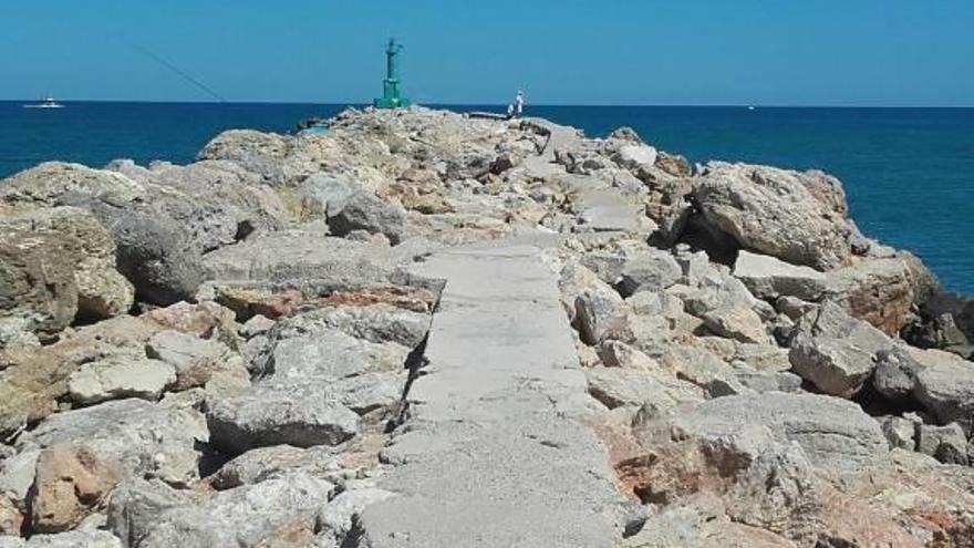 Obras Públicas reparará los daños de un temporal en la escollera de Cullera