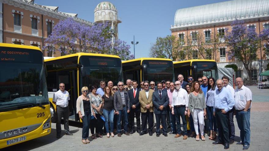 El consejero Pedro Rivera presentó ayer los nuevos vehículos junto al presidente de Autobuses LAT.