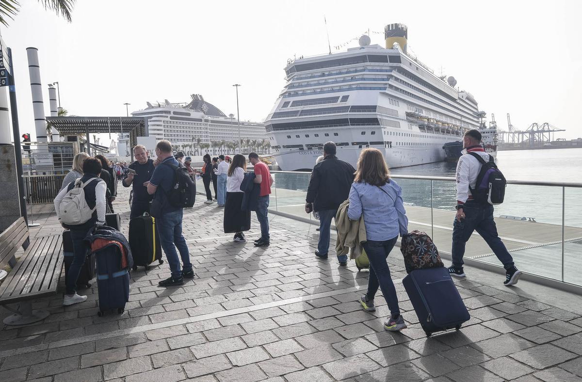 Turistas dirigiéndose a los grandes barcos atracados en La Luz para embarcar en sus cruceros.