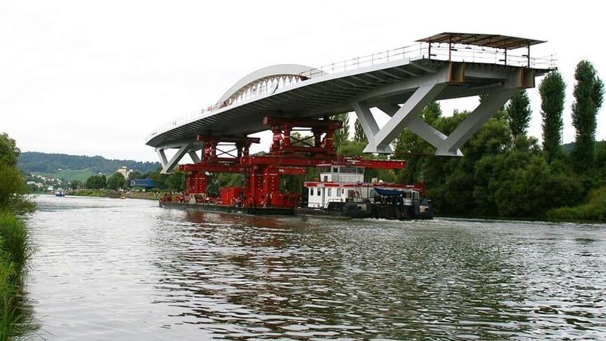 El puente, durante el transporte en una barcaza hasta el lugar en el que se emplazó.