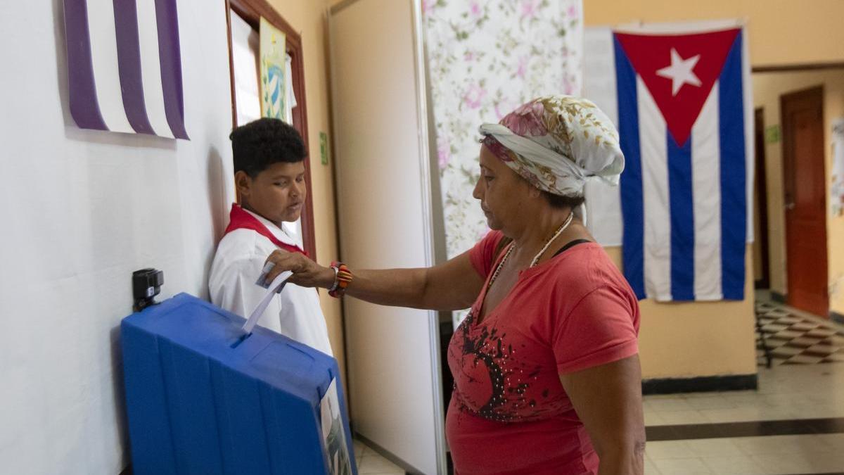 Una mujer vota en un colegio de La Habana en los comicios locales, este domingo.