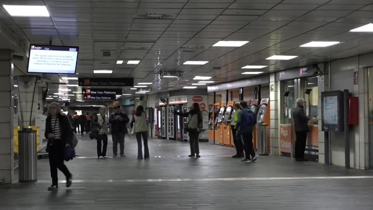 L’estació de Rodalies de plaça de Catalunya, durant la jornada sense servei de trens