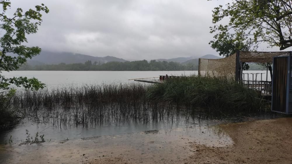 El temporal de pluja omple a vessar l'estany de Banyoles