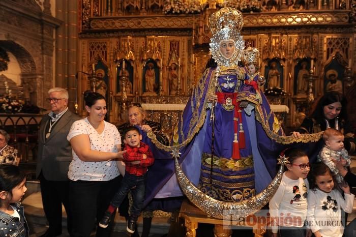 Los niños pasan por el manto de la Fuensanta