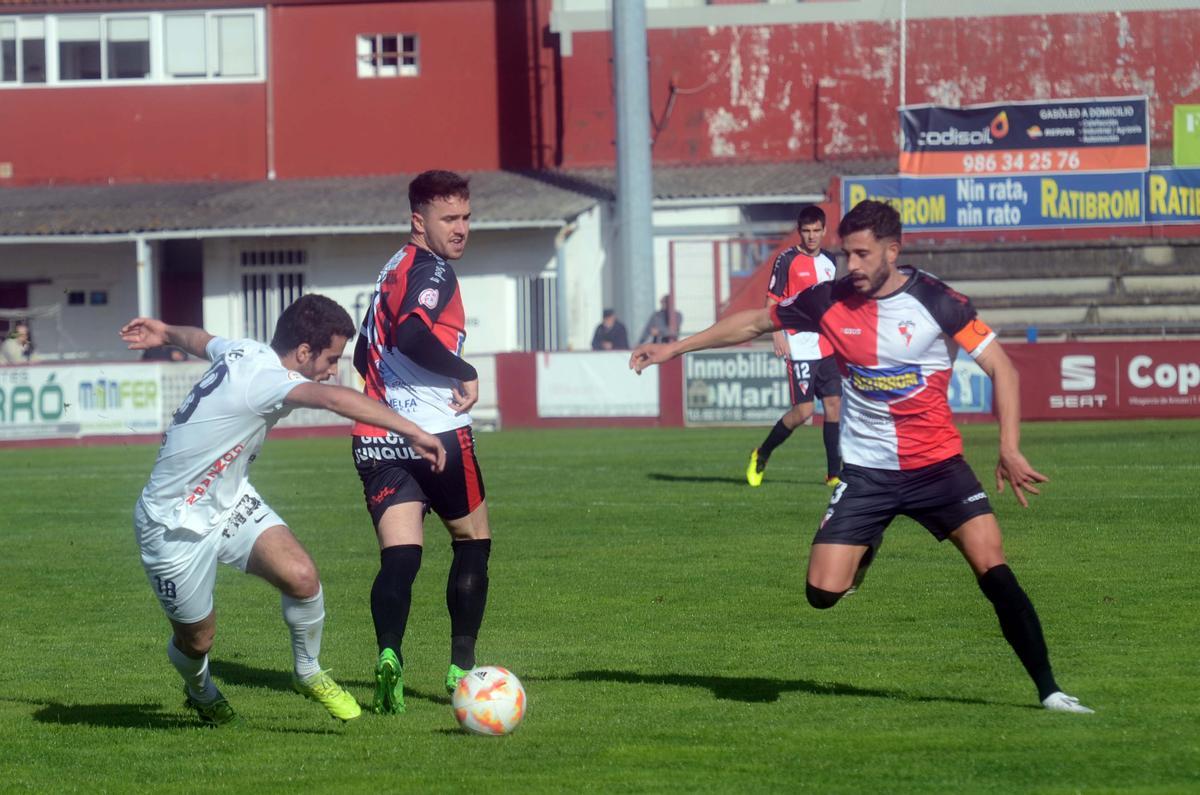 Cotilla y Fajardo tratan de arrebatarle la pelota a un jugador del Silva.