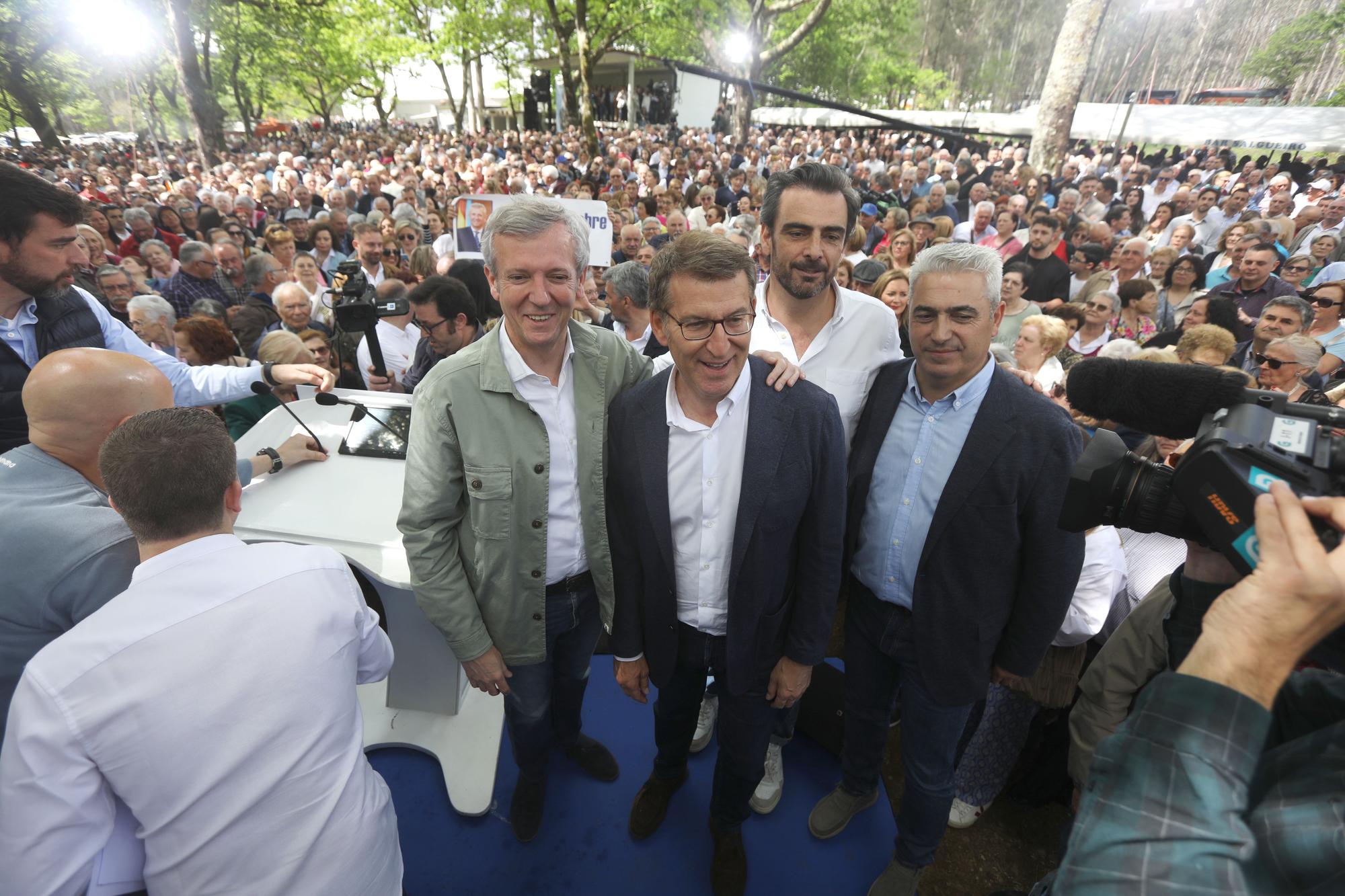 Feijóo se da un baño de masas a su regreso a Galicia