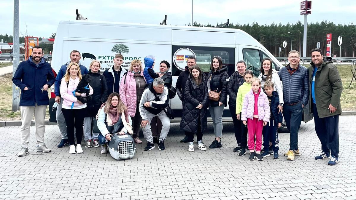Grupo de voluntarios pacenses y de refugiados ucranianos que esta semana han viajado desde Polonia a España.