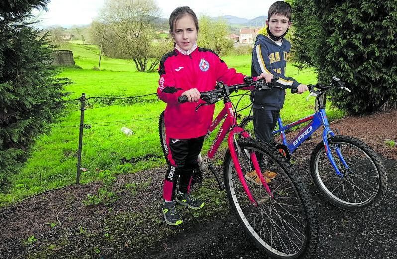 Sara y Guillermo Pinto, ayer, en las inmediaciones del centro social de Pruvia, con sus bicicletas. | S. A.