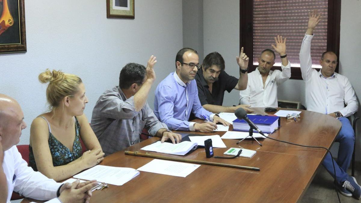 Pleno en el ayuntamiento de Roales del Pan.