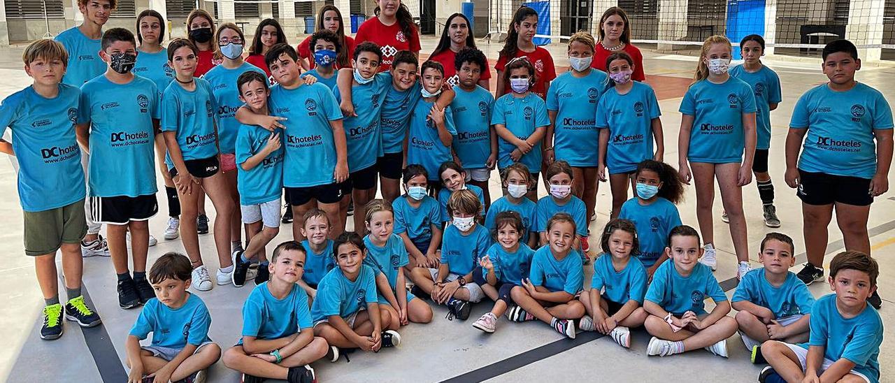 Alevines, benjamines y los pequeños del proyecto «Joan XXIII 2016» con las infantiles y cadetes monitoras.