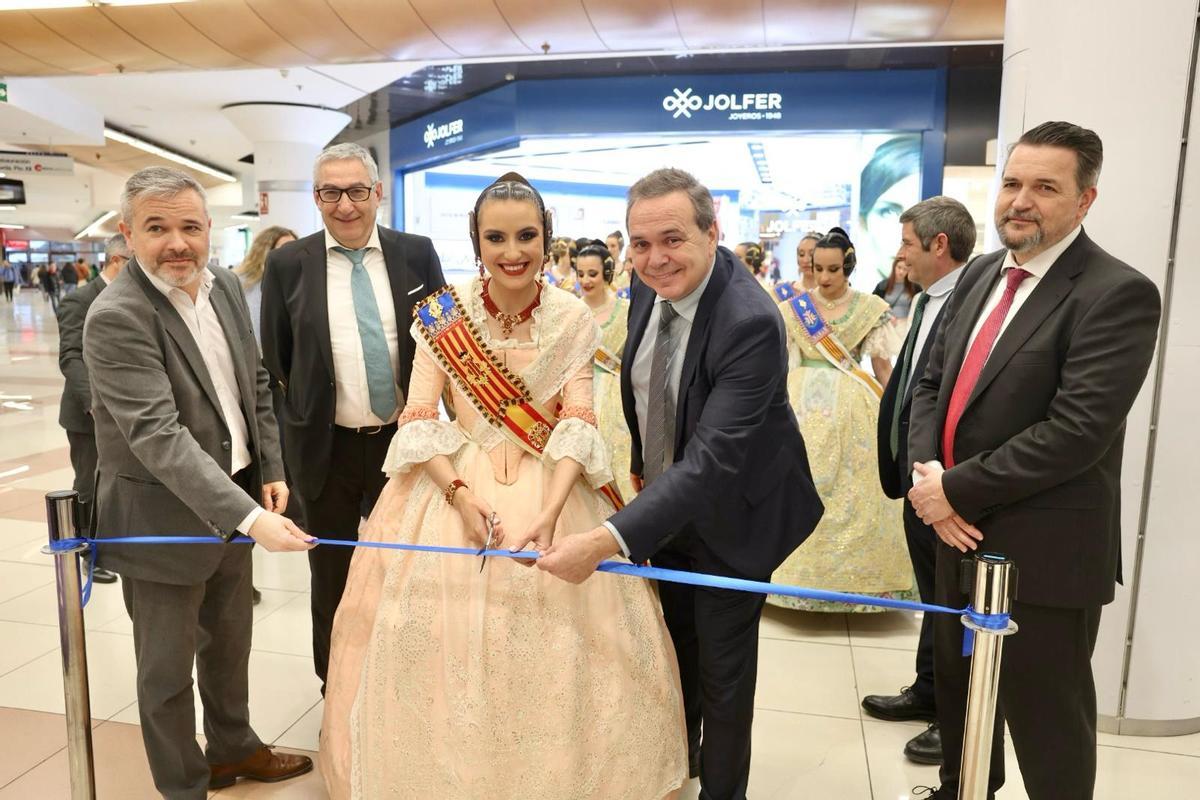 Inauguración de la exposición de indumentaria valenciana en Nuevo Centro