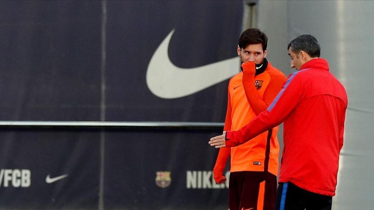 Messi y Valverde, hablando durante una sesión