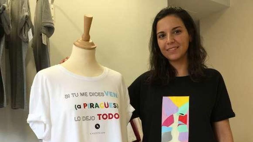 Triana Martín posa con la camiseta de las Piraguas en su taller de Cangas.