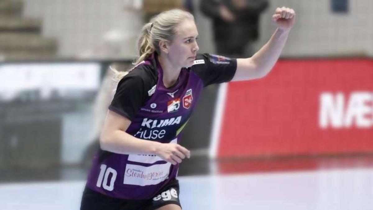 Naja celebra un gol con su equipo actual, el Herning-Ikast Håndbold