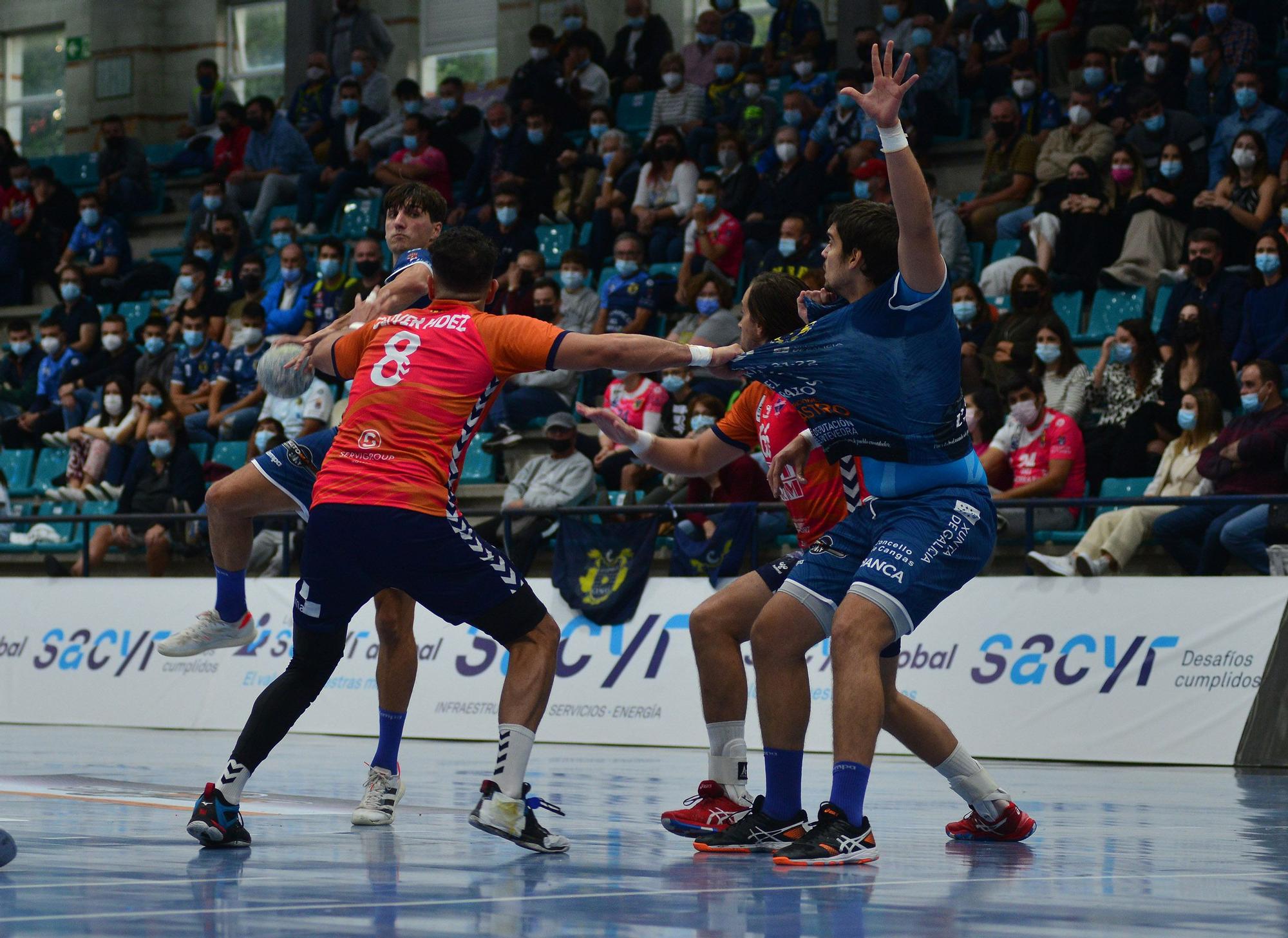 David Iglesias se dispone a armar el lanzamiento durante el partido de ayer ante Benidorm en O Gatañal.