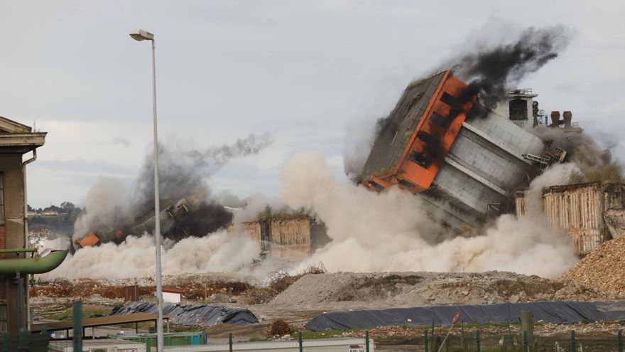 VÍDEO: Así fue la voladura de las dos últimas torres de carbón en las antiguas baterías de Avilés