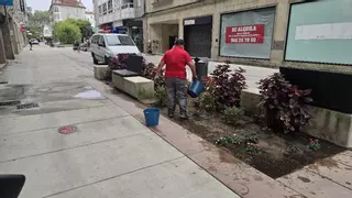 Los problemas con el riego obligan a recurrir a los cubos de siempre
