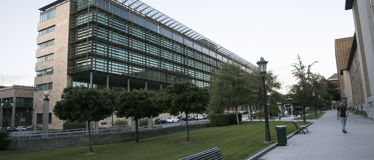 Edificio de consejerías del Principado en Llamaquique, en Oviedo.