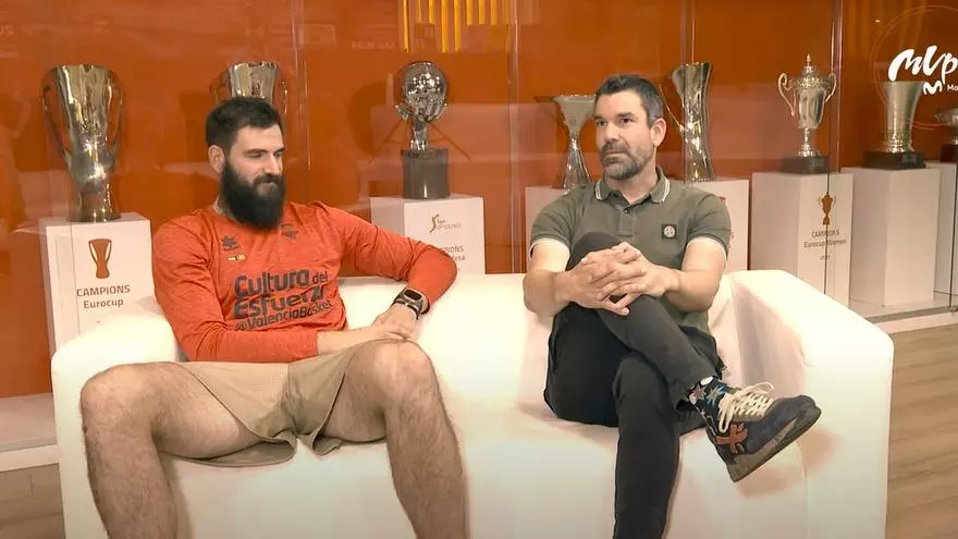 Dubi recibe el premio MVP de abril en la Fonteta de las manos de Rafa Martínez
