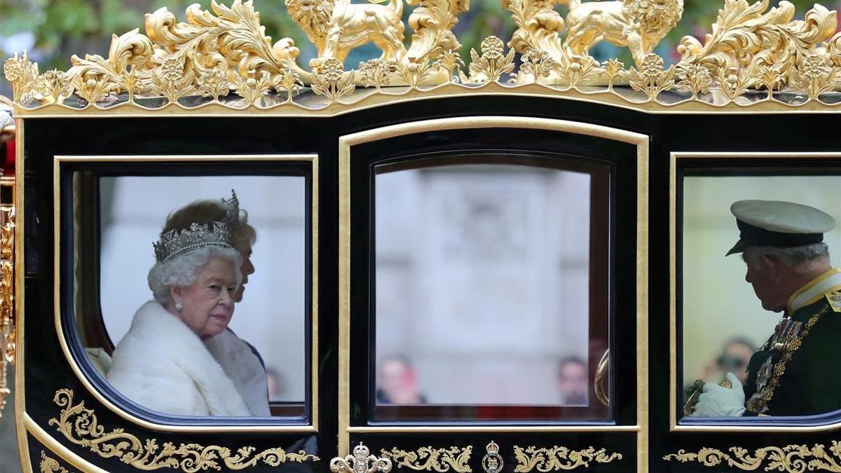 La reina a su llegada al Parlamento en Londres