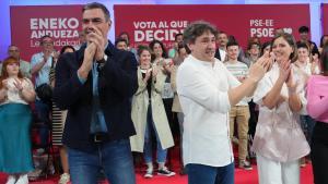 Pedro Sánchez y Eneko Andueza, el pasado sábado en un mitin en San Sebastián.