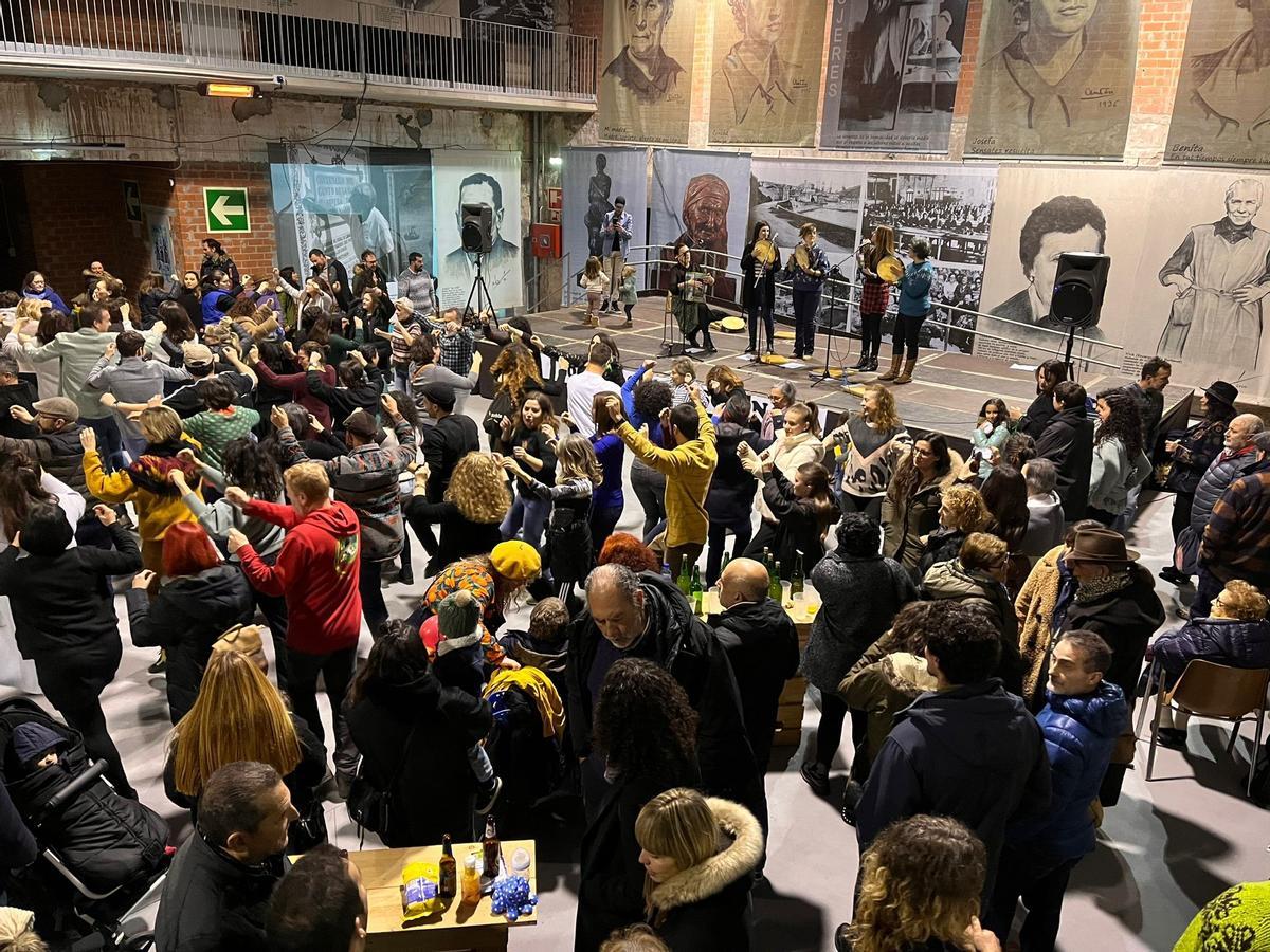 Los asistentes bailan al ritmo de una de las actuaciones