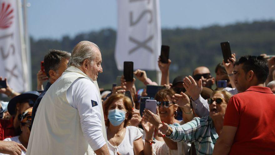 El rey emérito Juan Carlos I a su llegada este viernes a las instalaciones del Real Club Náutico de Sanxenxo (RCNS).