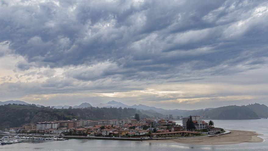 Postales de un paraíso natural: Un cielo dramático sobre Ribadesella