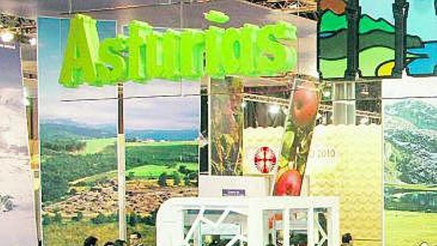 Público, ayer por la mañana, en el stand de Asturias en Fitur.