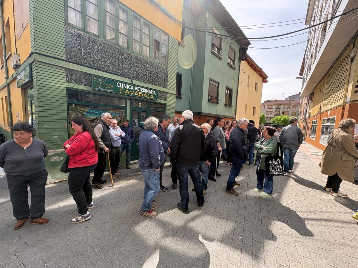 Concentración de ganaderos de Mieres ante la Oficina Comarcal de la Consejería de Medio Rural y Política Agraria de Pola de Lena