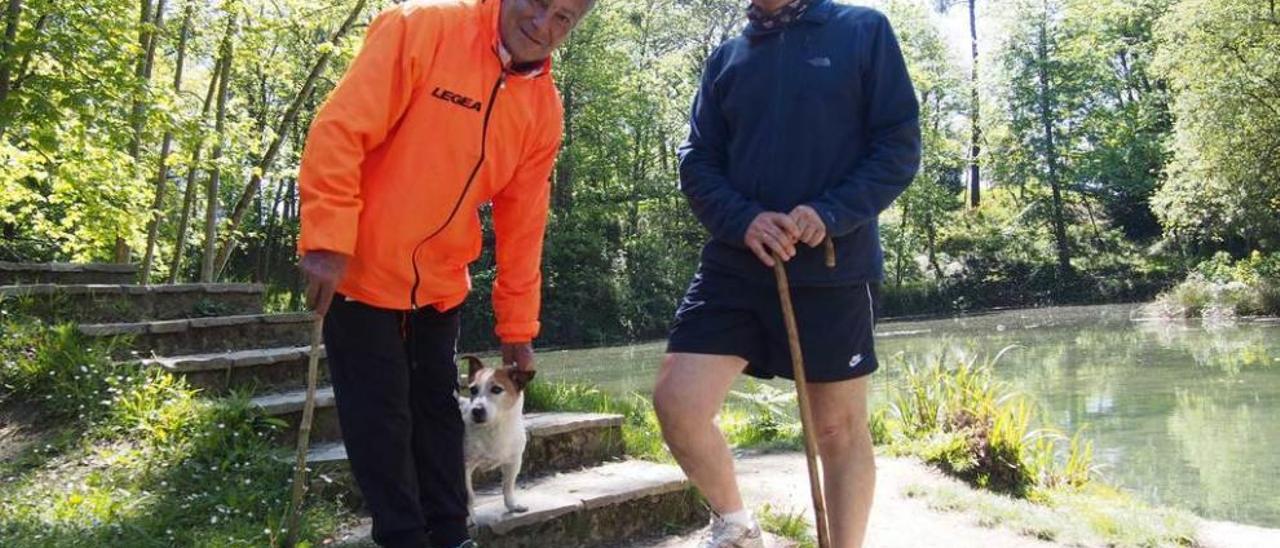 Ángel Menéndez y Juan Fernández, en La Acebera, con el perro &quot;Curro&quot;.