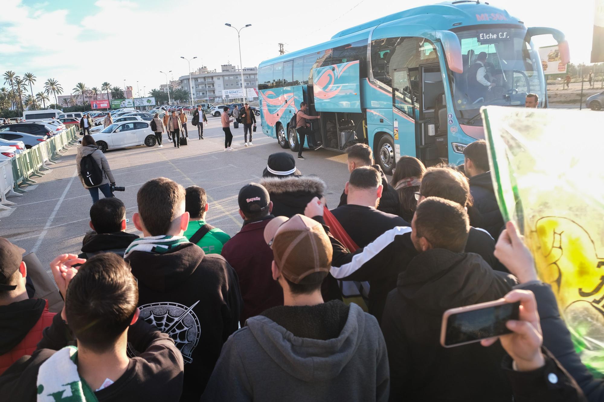 Así ha despedido la afición del Elche CF a la plantilla en su partida hacia Sevilla